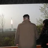 Nhà lãnh đạo Triều Tiên Kim Jong-un (trái) thị sát vụ phóng tên lửa đạn đạo liên lục địa Hwasong-18 tại địa điểm không xác định. (Ảnh: KCNA/TTXVN)