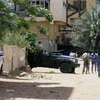 Xe quân sự trên một đường phố ở Khartoum, Sudan. (Ảnh: AFP/TTXVN)