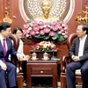 Phó Bí thư Thường trực Thành ủy, Chủ tịch Ủy ban Nhân dân Thành phố Hồ Chí Minh Phan Văn Mãi (phải) tiếp Tổng Giám đốc Korea CEO Summit Park Bong Kyu. (Ảnh: Hồng Giang/TTXVN)