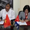 Tổng Giám đốc Thông tấn xã Việt Nam Vũ Việt Trang và Chủ tịch Prensa Latina Luis Enrique González Acosta ký thỏa thuận hợp tác mới. (Ảnh: Mai Phương/TTXVN)