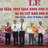 Lãnh đạo tỉnh Tiền Giang trao tặng danh hiệu cao quý Bà mẹ Việt Nam Anh hùng cho đại diện gia đình các mẹ. (Ảnh: Minh Trí/TTXVN)