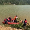 Các lực lượng chức năng tìm kiếm nạn nhân mất tích do lật thuyền trên sông Lô. (Ảnh: TTXVN phát)