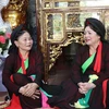Nghệ nhân Nhân dân Nguyễn Thị Quýnh hát đôi với liền chị trong buổi sinh hoạt câu lạc bộ. (Ảnh: Thanh Thương/TTXVN)