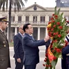 Chủ tịch Quốc hội Vương Đình Huệ đặt vòng hoa tại Đài tưởng niệm Tướng Jose Gervasio Artigas. (Ảnh: Doãn Tấn/TTXVN)