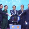 Thủ tướng Phạm Minh Chính và Trưởng Ban Kinh tế Trung ương Trần Tuấn Anh cùng các đại biểu phát động Tháng Công nhân năm 2023. (Ảnh: Dương Giang/TTXVN)