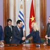 Chủ tịch Quốc hội Vương Đình Huệ và Chủ tịch Thượng viện Uruguay Beatriz Argimon tại lễ ký thỏa thuận. (Ảnh: Doãn Tấn/TTXVN)