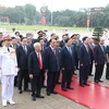Các lãnh đạo, nguyên lãnh đạo Đảng, Nhà nước thành kính tưởng nhớ Chủ tịch Hồ Chí Minh. (Ảnh: Minh Đức/TTXVN)