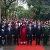 Chủ tịch nước Võ Văn Thưởng cùng lãnh đạo Đảng, Nhà nước thực hiện nghi lễ tại Đền Thượng trong Khu Di tích Lịch sử Quốc gia đặc biệt Đền Hùng. (Ảnh: Thống Nhất/TTXVN) 