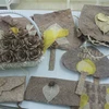 Các sản phẩm làm từ thân chuối và lá bồ đề của nhóm 5 học sinh Trường THPT Lương Văn Tụy. (Ảnh: Hải Yến/TTXVN)