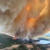 Khói bốc lên từ một đám cháy rừng ở Canada. (Nguồn: Reuters)