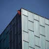 'Người nhện Pháp' Alain Robert leo lên tòa nhà 166m ở Barcelona nhằm nâng cao nhận thức về hạn hán và biến đổi khí hậu. (Nguồn: Reuters)