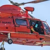 Phi hành đoàn trực thăng của Lực lượng Bảo vệ Bờ biển Hoa Kỳ tìm kiếm người mất tích trong vụ máy bay gặp nạn. (Nguồn: Los Angeles Times)