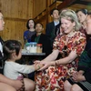 Hoàng hậu Vương quốc Bỉ Mathilde với trẻ em vùng cao Lào Cai. (Ảnh: Quốc Khánh/TTXVN)