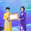 Tổng Giám đốc TTXVN Vũ Việt Trang trao Bằng khen của Thủ tướng Chính phủ cho bà Ninh Hồng Nga, Tổng biên tập Báo Tin tức. (Ảnh: Tuấn Anh/TTXVN)