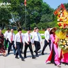 Đoàn đại biểu tỉnh Nghệ An dâng hoa tại Khu Di tích Quốc gia Đặc biệt Kim Liên. (Nguồn: Báo Nghệ An)