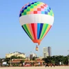 Tại Flyup Việt Nam-Cửa Lò 2023, du khách sẽ được trải nghiệm ngồi trên khinh khí cầu bay lên cao để ngắm toàn cảnh Cửa Lò và vùng xung quanh. (Ảnh: Tá Chuyên/TTXVN)