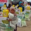 Người dân nhận hàng cứu trợ ở Hays, tỉnh Hodeida, miền Tây Yemen. (Ảnh: AFP/TTXVN)