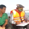 Lực lượng kiểm ngư Quảng Bình tuyên truyền cho ngư dân đang khai thác trên biển tuân thủ các quy định pháp luật về chống khai thác IUU. (Ảnh: Đức Thọ/TTXVN)