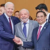 Thủ tướng Phạm Minh Chính cùng Tổng thống Hoa Kỳ Joe Biden và Tổng thống Brazil Luiz Inácio Lula da Silva tại phiên thảo luận. (Ảnh: Dương Giang/TTXVN)