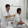 Điều trị cho bệnh nhân sốt xuất huyết. (Ảnh: PV/Vietnam+)