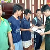 Cán bộ Đồn Biên phòng Bến Đá tặng quà 14 ngư dân bị nạn. (Nguồn: Báo Bà Rịa-Vũng Tàu)