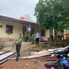 Lực lượng công an giúp đỡ người dân khắc phục hậu quả do gió lốc, mưa lớn gây ra ở xã Mã Ba, huyện Hà Quảng, tỉnh Cao Bằng. (Ảnh: TTXVN phát)