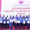 Ban tổ chức trao Chứng nhận thanh niên tiên tiến làm theo lời Bác năm 2023 cho các đoàn viên. (Ảnh: Minh Đức/TTXVN)