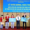 Bí thư Thành ủy Hà Nội Đinh Tiến Dũng trao thưởng của thành phố tặng Đoàn Thể thao Hà Nội tham dự Đại hội Thể thao Đông Nam Á lần thứ 32. (Ảnh: Văn Điệp/TTXVN)