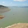 Hồ chứa Buôn Tua Srah (dung tích 520 triệu m3) có chức năng điều tiết hệ thống thủy điện bậc thang trên sông Srêpốk nhưng mực nước xuống thấp do nắng nóng kéo dài trong thời gian vừa qua. (Ảnh: Tuấn Anh/TTXVN)