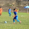Cầu thủ đội PVF (áo xanh) quan sát để chuyền bóng cho đồng đội. (Ảnh: Thế Duyệt/TTXVN)