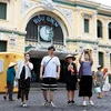 Du khách Hàn Quốc tham quan Bưu điện Trung tâm Thành phố Hồ Chí Minh. (Ảnh: Hồng Đạt/TTXVN)