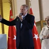 Tổng thống Thổ Nhĩ Kỳ Tayyip Erdogan phát biểu trước những người ủng hộ sau khi giành chiến thắng trong cuộc bầu cử Tổng thống vòng hai, tại Ankara ngày 29/5. (Ảnh: AFP/TTXVN)