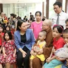 Phó Chủ tịch-Tổng Thư ký Ủy ban Trung ương Mặt trận Tổ quốc Việt Nam Nguyễn Thị Thu Hà thăm hỏi trẻ mồ côi tại chùa. (Ảnh: Minh Đức/TTXVN)