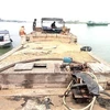 Một chiếc ghe vận chuyển cát trái phép trên sông Đồng Nai. (Ảnh: TTXVN phát)