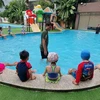 Giờ học bơi của học sinh tiểu học tại một trường học ở Ninh Thuận. (Ảnh: TTXVN phát)