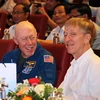 Ông Michael A. Baker - cựu phi hành gia NASA, cựu thuyền trưởng Hải quân Hoa Kỳ (bên trái) và tiến sỹ Josef Schmid, phẫu thuật gia và bác sỹ gia đình của NASA là 2 nhân vật góp mặt tại Tuần lễ NASA Việt Nam Bình Định năm 2023. (Nguồn: Báo Bình Định)