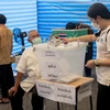Cử tri Thái lan bỏ phiếu tại một địa điểm bầu cử ở Bangkok. (Ảnh: AFP/TTXVN)