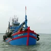 Tàu cá TG 93627 TS vận chuyển trái phép dầu DO trên biển vừa bị lực lượng chức năng bắt giữ. (Ảnh: TTXVN phát)