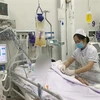 Nhân viên y tế Bệnh viện Chợ Rẫy chăm sóc, tích cực cho bệnh nhân ngộ độc Botulinum. (Ảnh: TTXVN phát)