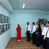 Các đại biểu tham quan trưng bày ảnh tại Khu Di tích Trụ sở Chính phủ Cách mạng lâm thời Cộng hòa miền Nam Việt Nam. (Ảnh: An Đăng/TTXVN