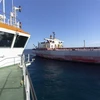 Tàu Ndeavor của Công ty SMIT Salvage (trái) được triển khai để chuẩn bị cho các hoạt động xử lý tàu FSO Safer ở khu vực ngoài khơi Yemen ngày 30/5. (Ảnh: AFP/TTXVN)