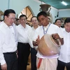Chủ tịch nước Võ Văn Thưởng thăm Làng nghề gốm Bàu Trúc. (Ảnh: Thống Nhất/TTXVN)
