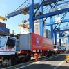 Bốc xếp container hàng hóa xuất nhập khẩu tại cảng Tân Cảng-Cát Lái, Thành phố Hồ Chí Minh. (Ảnh Thanh Vũ/TTXVN)