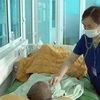 Bác sỹ Bệnh viện Đa khoa tỉnh Lai Châu kiểm tra sức khỏe của bệnh nhân nghi bị ngộ độc nấm hoang. (Ảnh: Quý Trung/TTXVN)