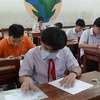 Các thí sinh làm thủ tục dự thi vào lớp 10 ở Đà Nẵng. (Ảnh: Văn Dũng/TTXVN)