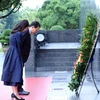 Tổng thống Hàn Quốc Yoon Suk Yeol và Phu nhân đặt vòng hoa tại Lăng Chủ tịch Hồ Chí Minh. (Ảnh: An Đăng/TTXVN)