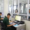 Lực lượng chức năng Việt Nam làm thủ tục xuất, nhập cảnh cho công dân tại Cửa khẩu Quốc tế Tà Lùng. (Ảnh: Chu Hiệu/TTXVN)