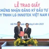 Ông Park Hong Keun, Tổng Giám đốc Công ty TNHH LG Innotek Việt Nam Hải Phòng nhận Giấy chứng nhận đăng ký đầu tư từ Chủ tịch Ủy ban Nhân dân thành phố Hải Phòng Nguyễn Văn Tùng. (Ảnh: Minh Thu/TTXVN)