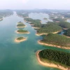 Hồ Thác Bà nhìn từ trên cao lung linh với hơn 1.300 hòn đảo lớn, nhỏ được ví như Vịnh Hạ Long trên núi. (Nguồn: Vietnam+)