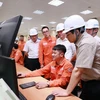 Thủ tướng Phạm Minh Chính kiểm tra tình hình sản xuất và cung ứng điện tại Công ty Nhiệt điện Mông Dương, thành phố Cẩm Phả. (Ảnh: Dương Giang/TTXVN)
